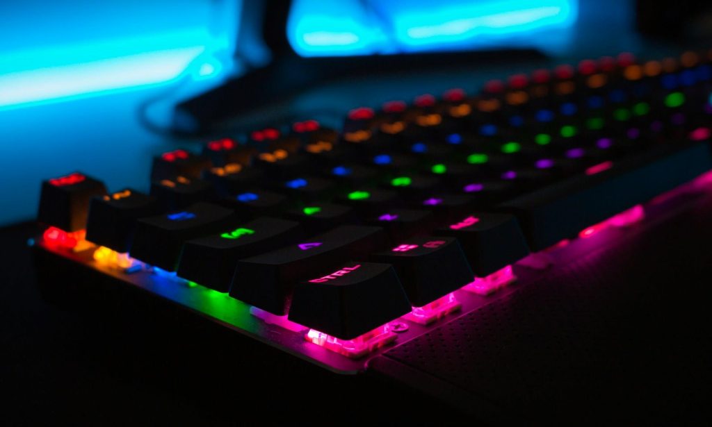 Home Gaming setup met monitor en toetsenbord voor snellere reacties en betere speelervaring