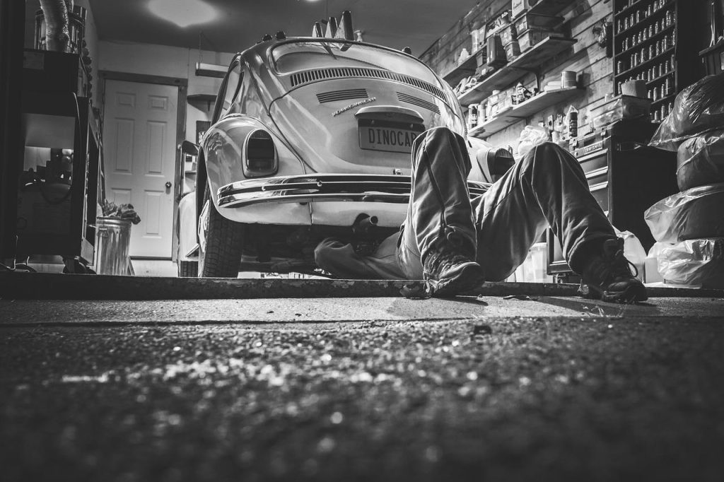 Home Dorpsgarage kiezen: monteur in gesprek met klant over onderhoud en reparatie van de auto
